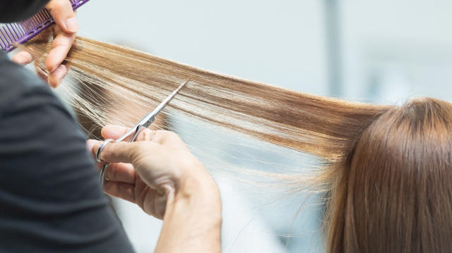 ヘアサロン 女性の髪をカット