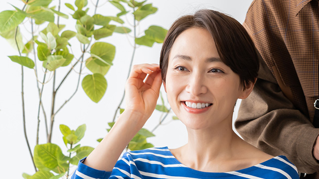 美容師と女性の写真